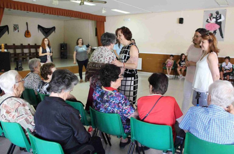 La música, el baile y la expresión corporal unen generaciones en el Día del Abuelo