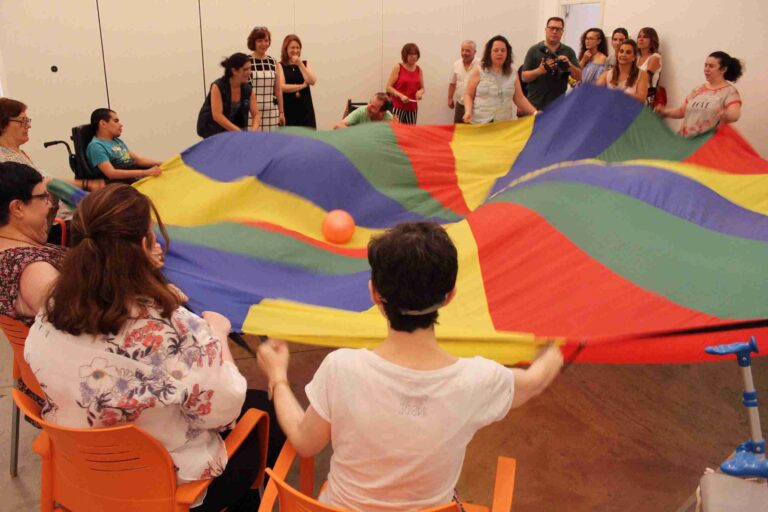 Los usuarios del Frida Kahlo disfrutaron de una jornada de ocio veraniego gracias a la asociación «Juntos»