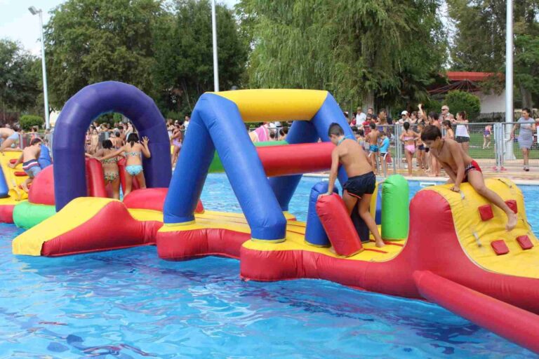 Cientos de niños y niñas alcazareños disfrutaron de los juegos de agua en la Piscina Municipal