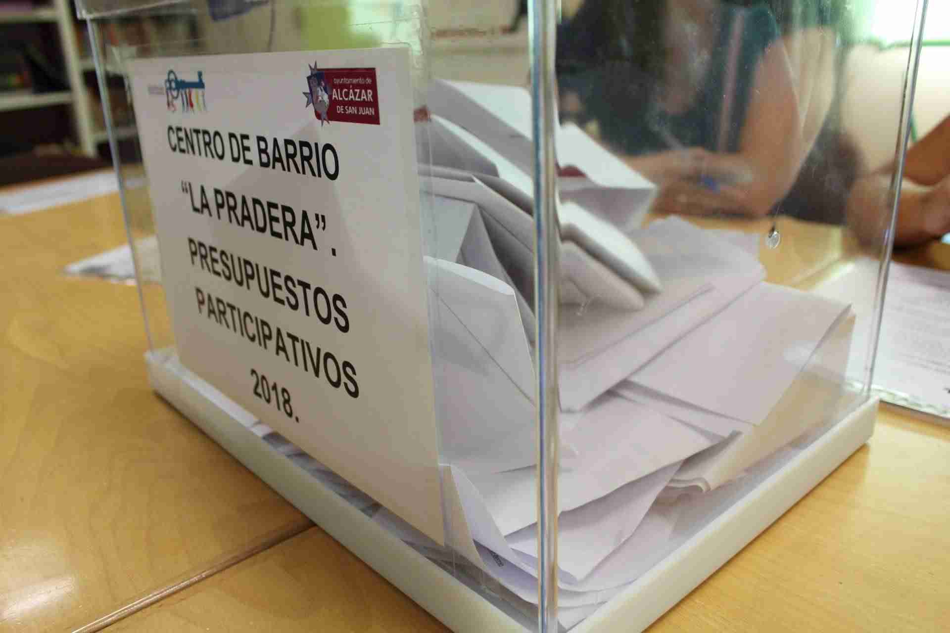 La ciudadanía de Alcázar apuesta por la instalación de papeleras caninas y la reposición de bancos en la ciudad 1