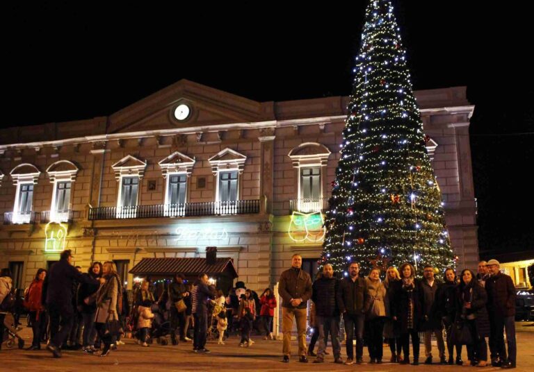 Alcázar da la bienvenida a la Navidad con la fiesta del encendido del árbol y las luces de la zona comercial