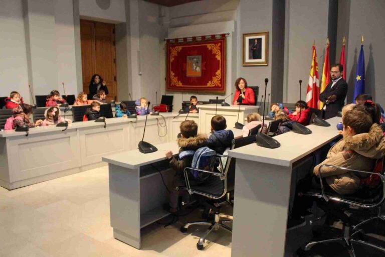 Los pequeños del ciclo de infantil del colegio Santa Clara visitaron el Ayuntamiento de Alcázar