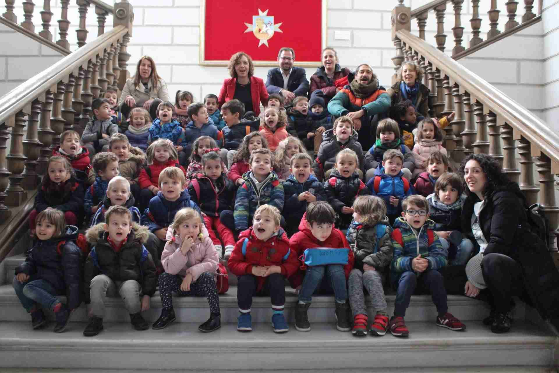 Los pequeños del ciclo de infantil del colegio Santa Clara visitaron el Ayuntamiento de Alcázar 1 Los pequeños del ciclo de infantil del colegio Santa Clara visitaron el Ayuntamiento de Alcázar 1