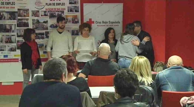 Entrega de diplomas de los cursos de empleo de Cruz Roja en el centro de formación Los Devis