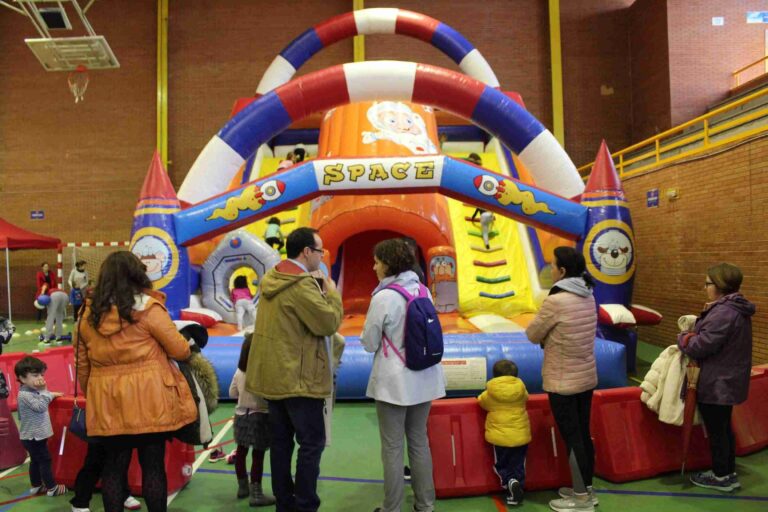 El Pabellón Picasso se convirtió un año más en recinto lúdico para celebrar el Día Universal de la Infancia