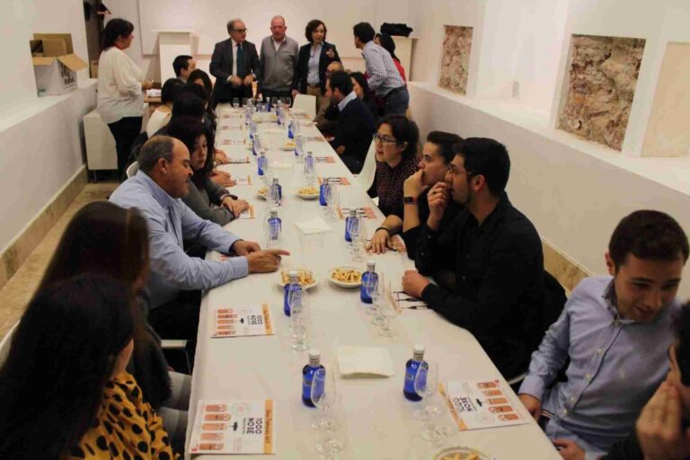 La cata «Hablemos de Vino» reúne en el museo Formma a un público joven interesado por la cultura del vino