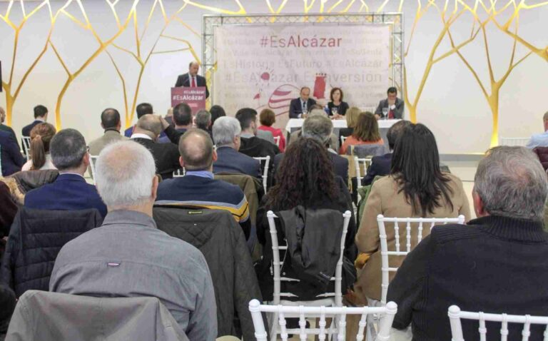 Alcázar presenta ante el sector empresarial su guía de recursos «Ciudad para vivir. Ciudad para invertir»
