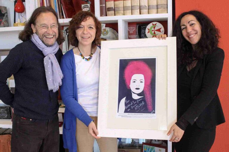 La alcaldesa recibe a la artista gráfica Houda Bakkali, Premio Nuevo Talento en Cannes