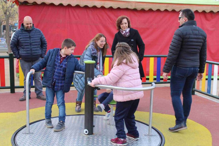 Alcázar de San Juan finaliza la instalación de un nuevo carrusel inclusivo en el parque infantil del Arenal