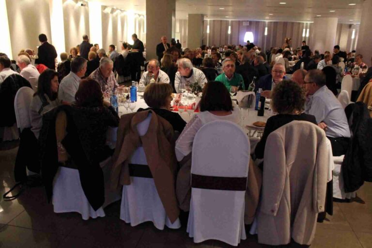 Cientros de personas en la tradicional cena solidaria de la Asociación contra el Cáncer