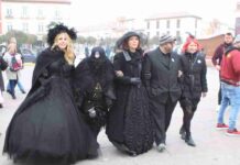 Concentración de corros de mesas camilla en el Carnavalcázar 2018 1