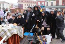 Concentración de corros de mesas camilla en el Carnavalcázar 2018 4