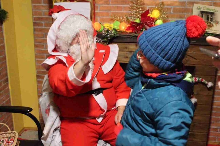 Alcázar se envuelve de auténtico ambiente navideño con la llegada de Papá Noel