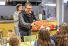 Un Papá Noel muy especial visitó el comedor escolar de Alcázar 2
