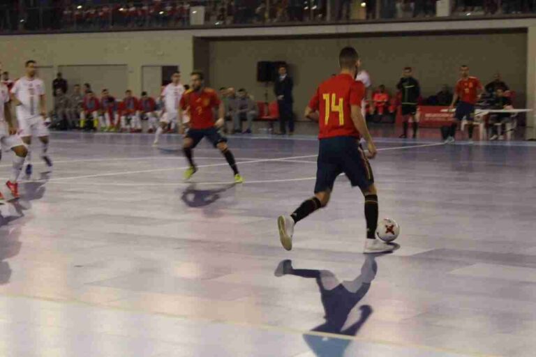 El partido España-Serbia de las selecciones absolutas de fútbol sala congregó a más de 2.000 personas en la inauguración del Vicente Paniagua