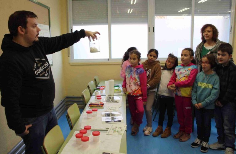 Campaña ambiental en los colegios para evitar el desecho de toallitas por el W.C.