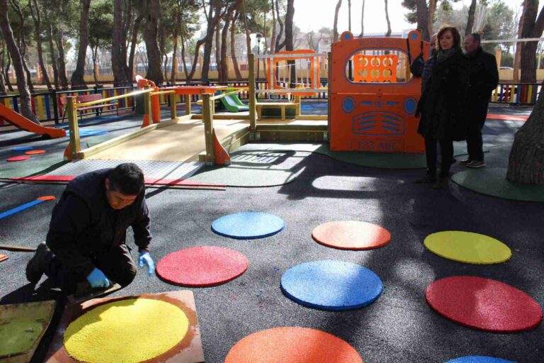 Nueva zona infantil inclusiva en el Parque Alces de Alcázar