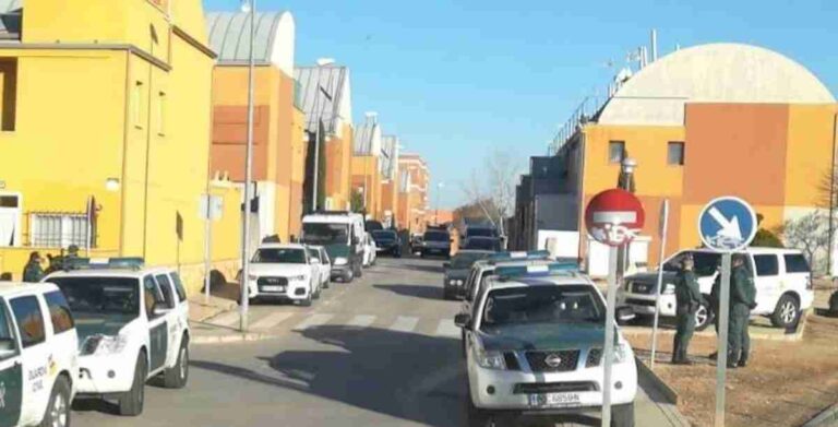 Gran despliegue y asalto a una vivienda con varias detenciones por parte de la Guardia Civil