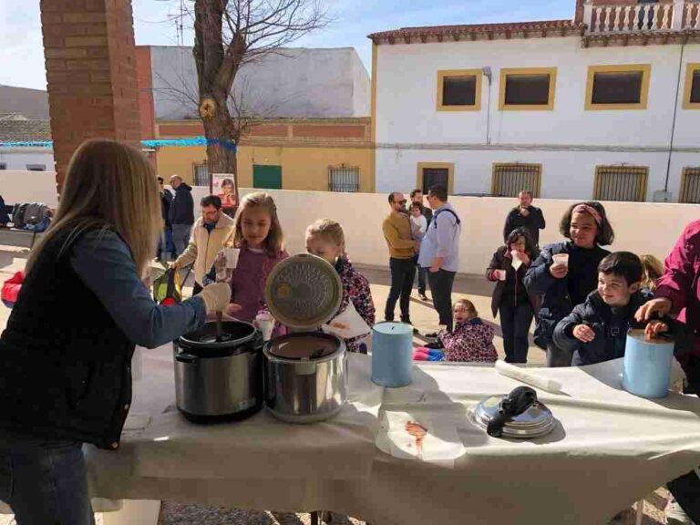 Chocolatada solidaria en el colegio El Santo que recauda fondos para AFANION