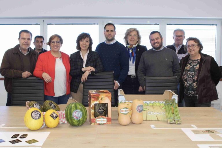 La empresa ‘Cincofresh’ recibe una ayuda de 413.000 euros de la Junta para ampliar su negocio hortofrutícula