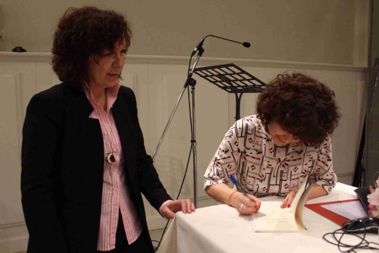 Mirando de Frente un libro sobre el cáncer lleno de luz
