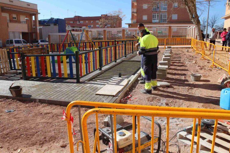 Los niños más pequeños podrán disfrutar en unos días de un nuevo parque infantil en el barrio de La Pradera