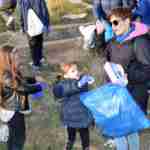 Los niños y niñas de la Pequeteca y de la Ludoteca plantan cerca de un centenar de encinas 6