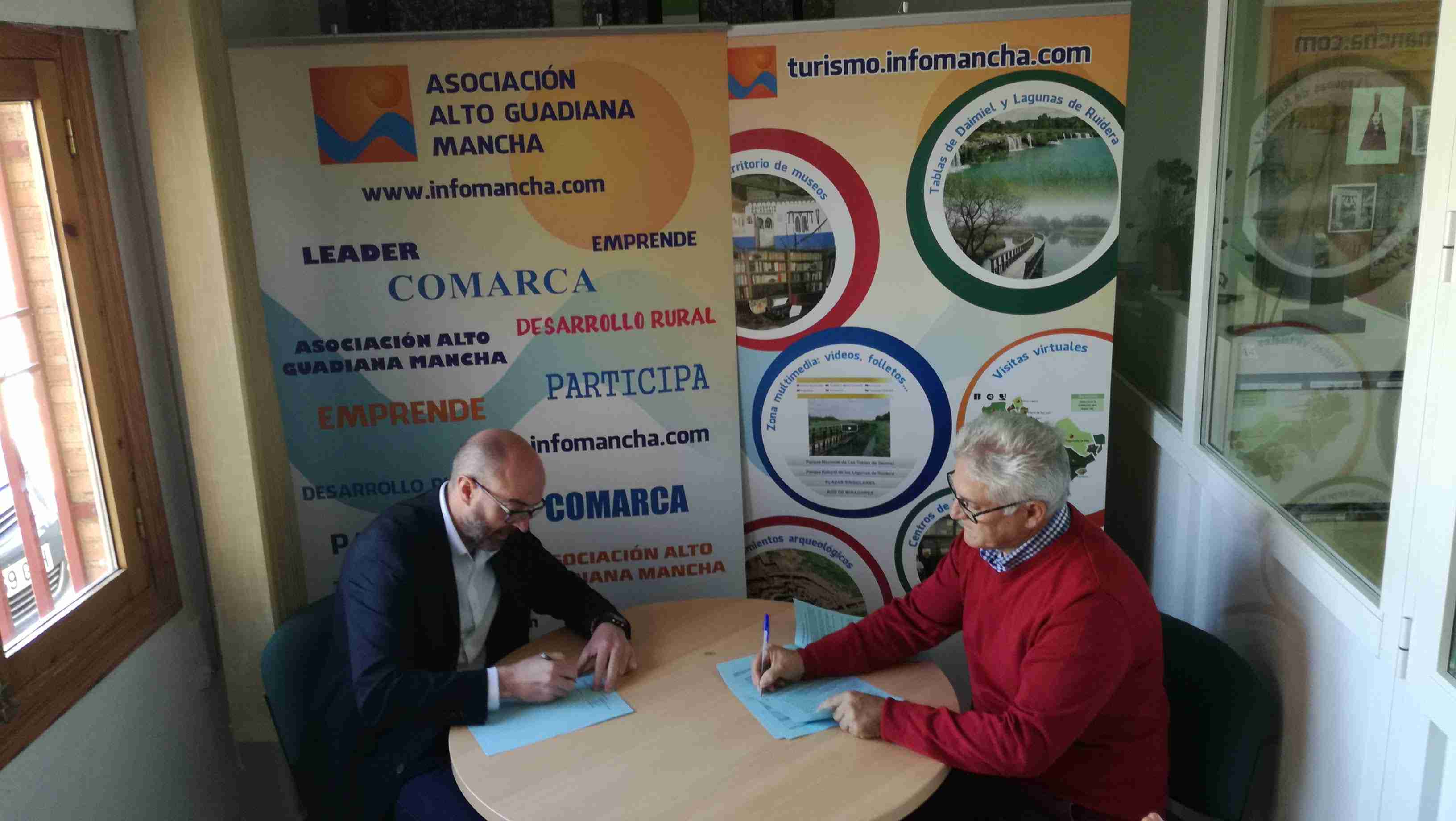 Firmados tres nuevos contratos con promotores de proyectos de la comarca Alto Guadiana Mancha 1