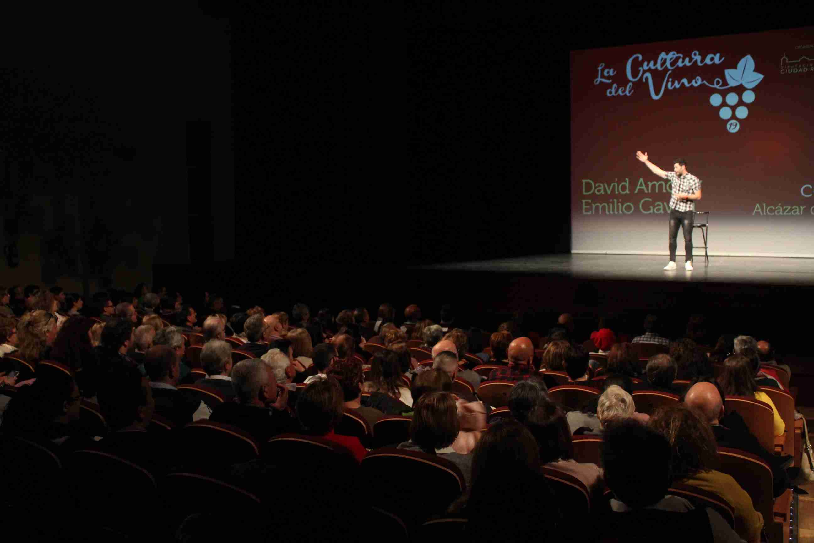 David Amor y Emilio Gavira hicieron disfrutar al público alcazareño que participó en la actividad "Humor con Vino" 1 David Amor y Emilio Gavira hicieron disfrutar al público alcazareño que participó en la actividad "Humor con Vino" 1