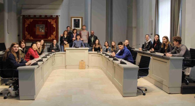 La alcaldesa recibe al alumnado holandés del programa de intercambio con el instituto María Zambrano