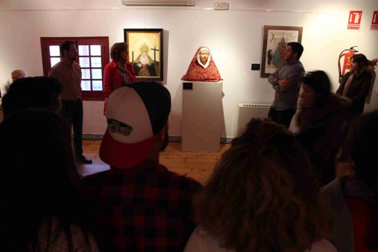 Pedro Huertas realiza su primera exposición de imaginería en la antigua oficina de turismo de Alcázar