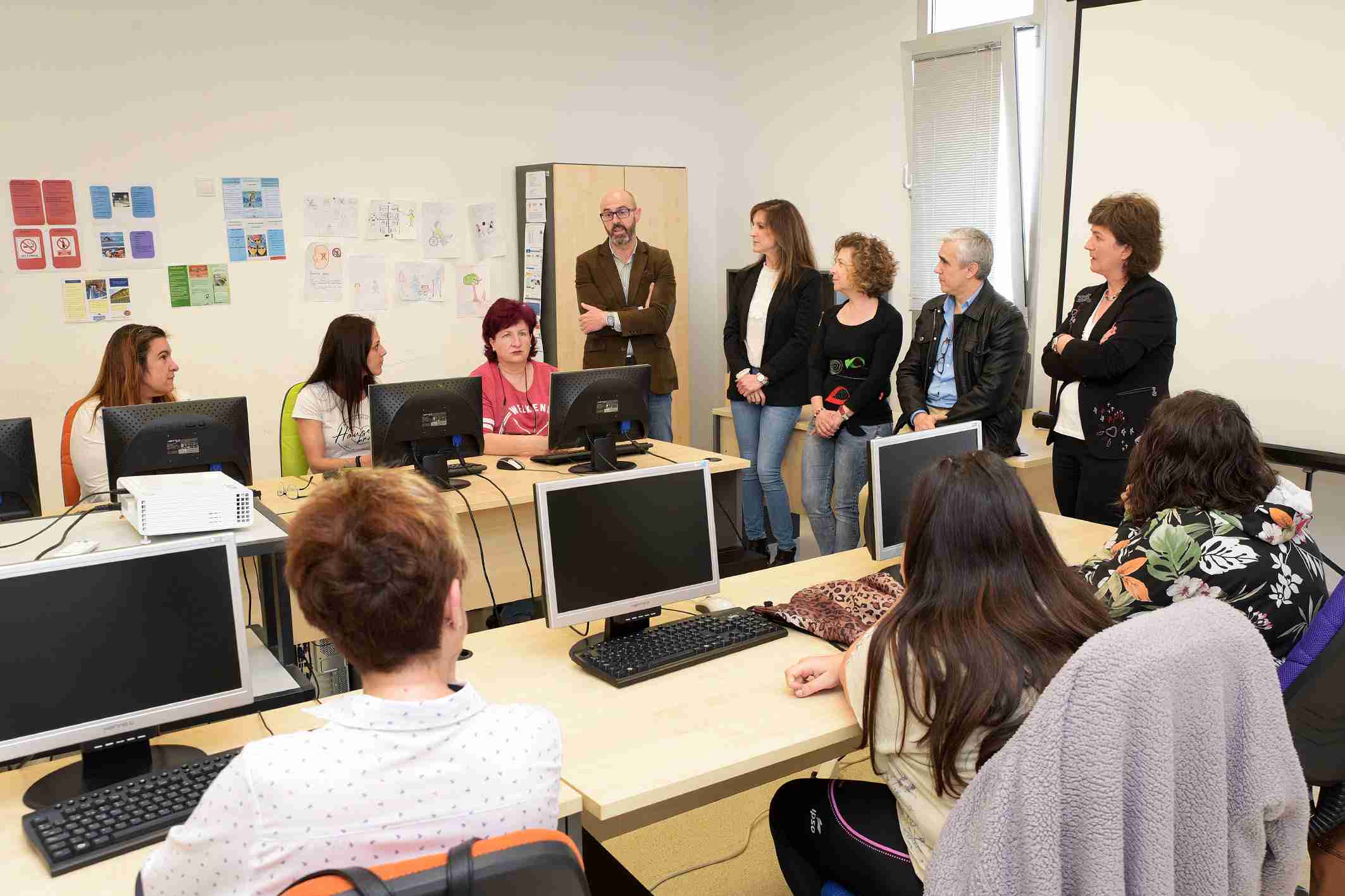 Jiménez y Serrano visitan a las alumnas del taller de empleo de ‘Atención Sociosanitaria a Personas Dependientes en Instituciones Sociales’ 1