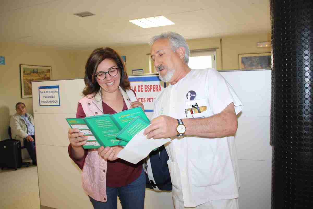 Los celadores del Hospital de Cuenca editan una carpeta para visibilizar su trabajo y acercarse a los pacientes 1