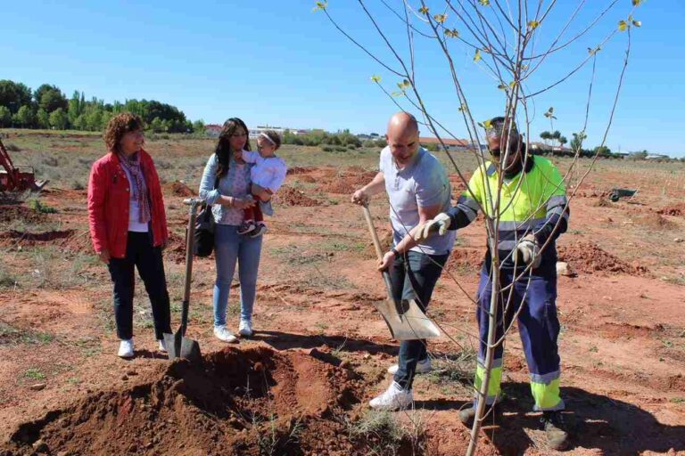 Inicio del proyecto el «Bosque de la Vida» con la plantación de 22 álamos negros