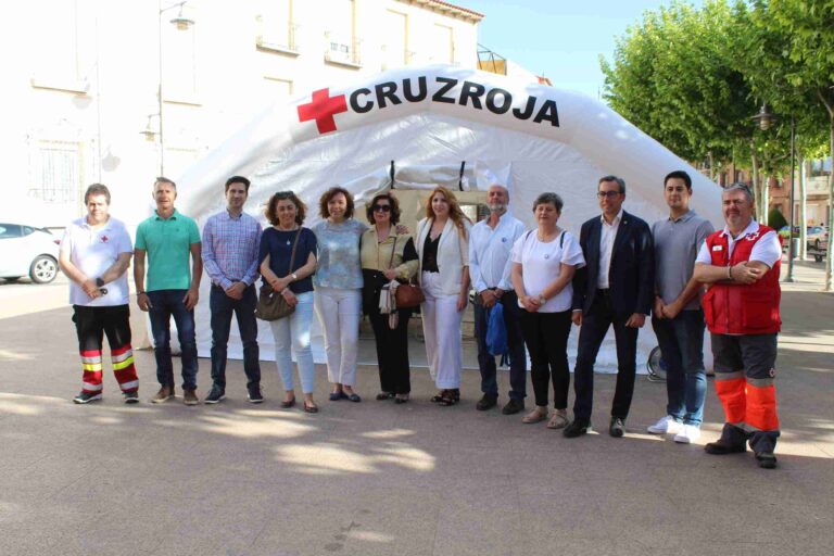 Cruz Roja de Alcázar conmemora el Día Mundial de la organización mostrando su actividad en la calle