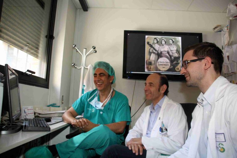 Una prestigiosa revista de Estados Unidos publica el vídeo de una intervención pionera realizada por los oftalmólogos del “Mancha Centro”