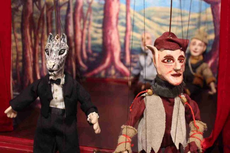El IV Festival «Los Títeres del Hidalgo» arrancó con una exposición histórica del teatro de figuras y un pasacalles