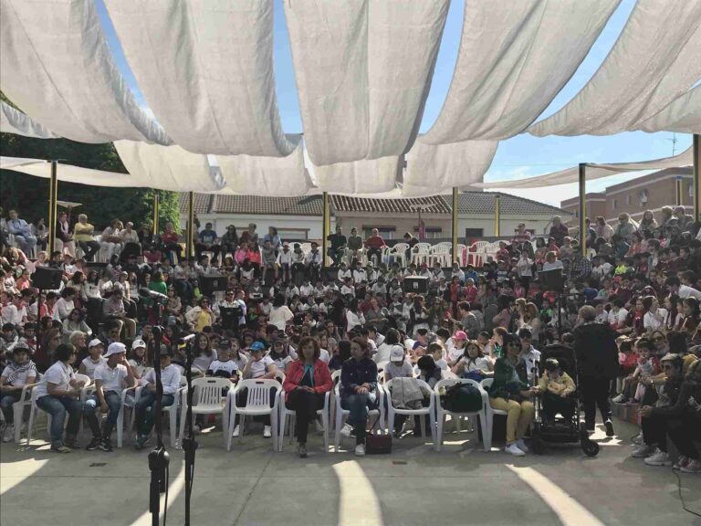 El auditorio del Parque Cervantes acogió la cuarta edición de los Mayos Infantiles