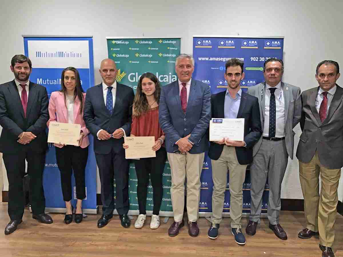 El colegio de médicos entregó tres becas de formación a alumnos de la Facultad de Medicina 3