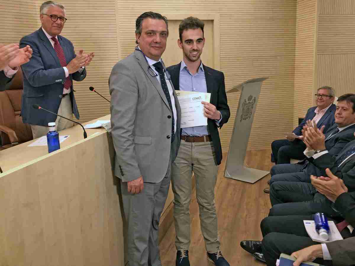 El colegio de médicos entregó tres becas de formación a alumnos de la Facultad de Medicina 1