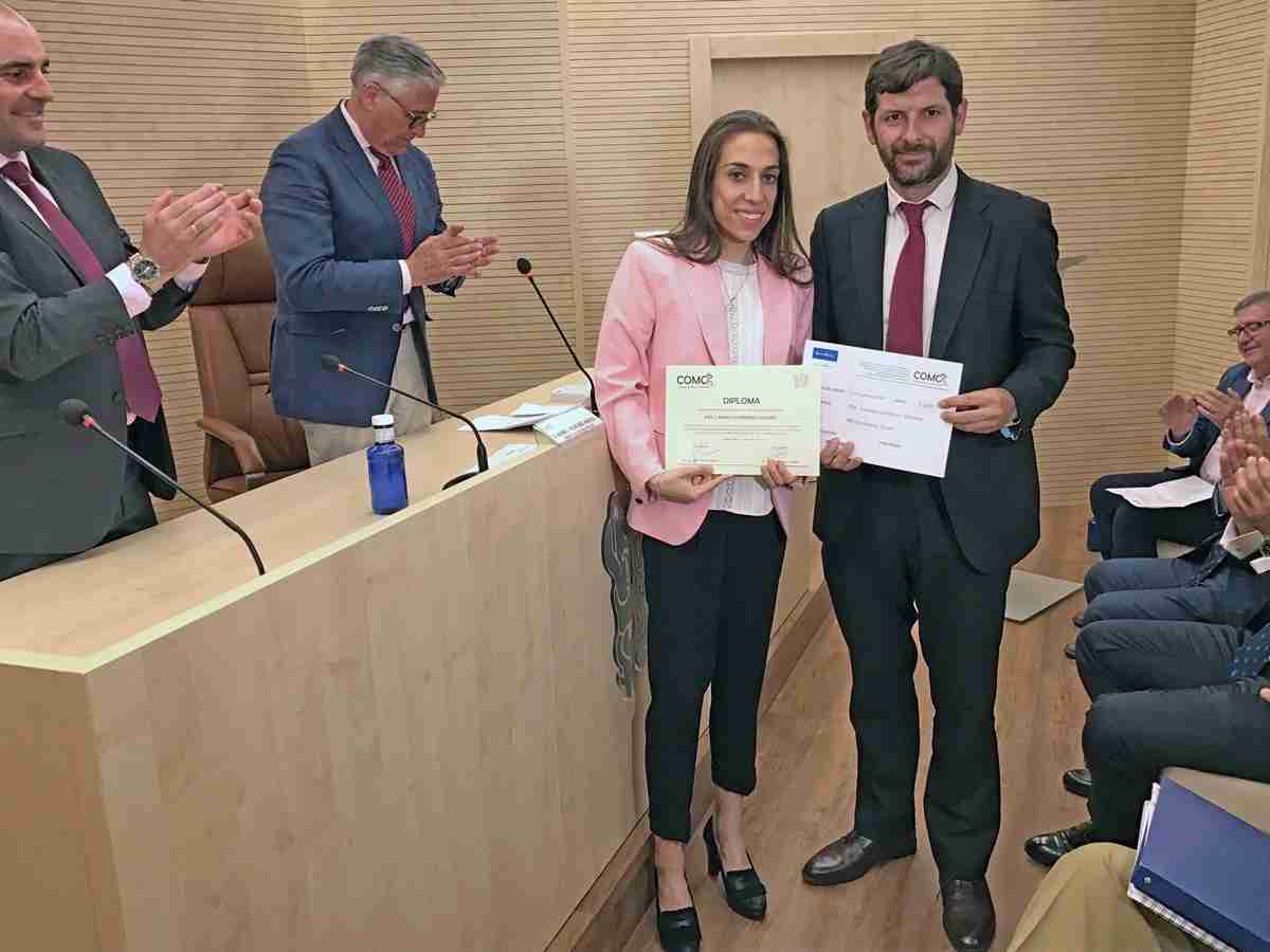 El colegio de médicos entregó tres becas de formación a alumnos de la Facultad de Medicina 2