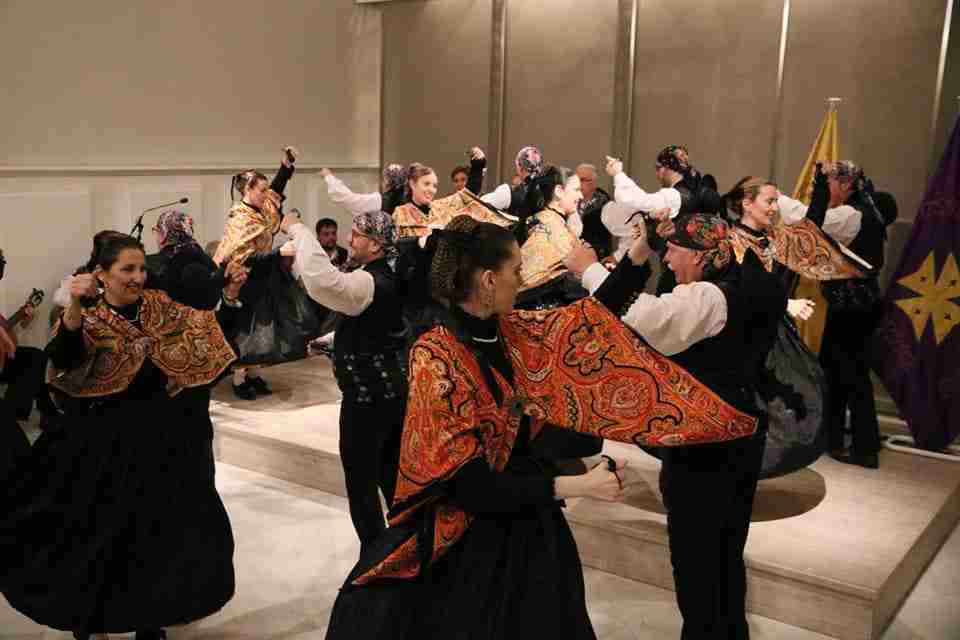 La asociación de Coros y Danzas de Alcázar dio la salida a las Fiestas de Moros y Cristianos con su pregón 1 La asociación de Coros y Danzas de Alcázar dio la salida a las Fiestas de Moros y Cristianos con su pregón 1