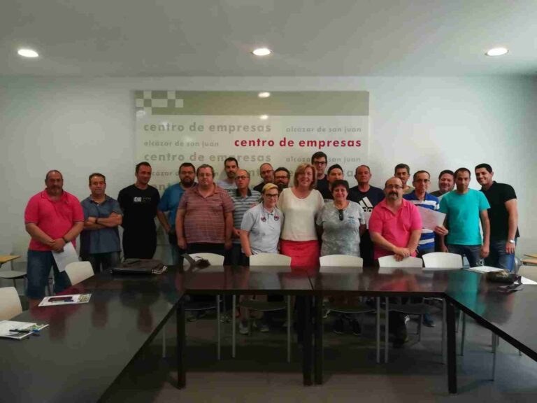 Entrega los títulos de Operador Aparatos Elevadores que habilita para poder solicitar la TPC