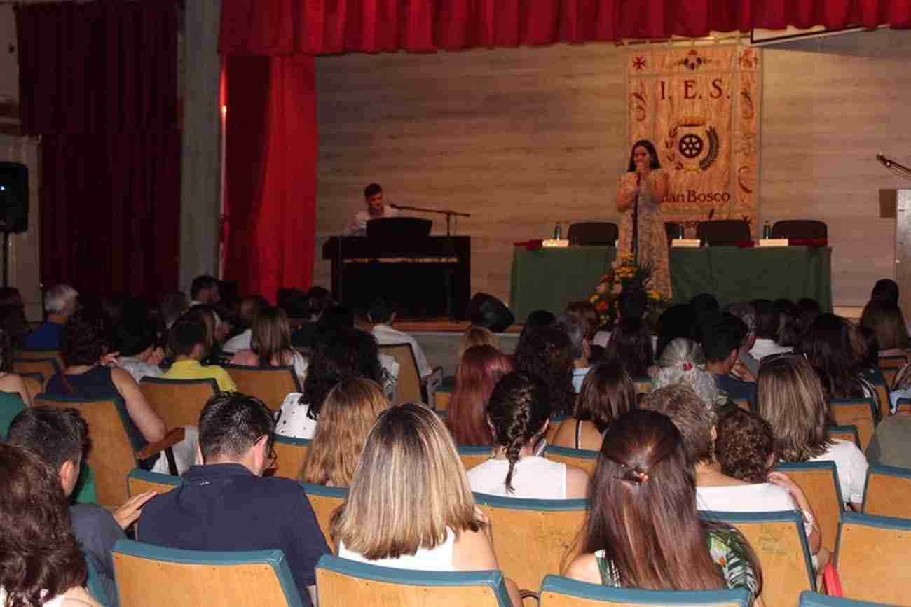 El IES Juan Bosco de Alcázar despide el curso con la imposición de becas a los graduados 2