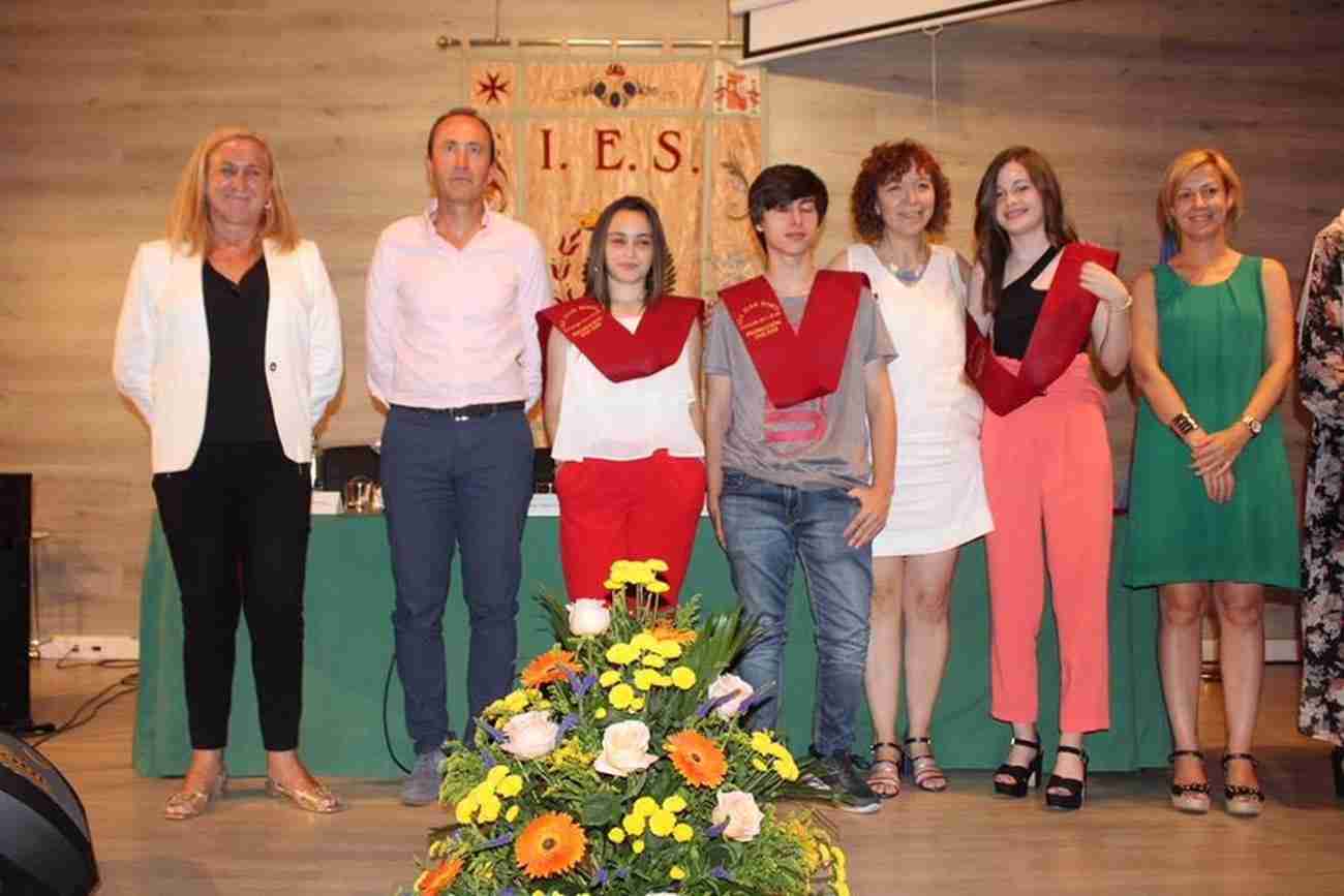 El IES Juan Bosco de Alcázar despide el curso con la imposición de becas a los graduados 8