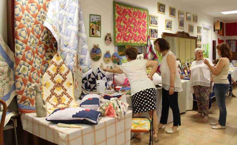 Patchwork y manualidades en la exposición de fin de curso de las Amas de Casa de Alcázar