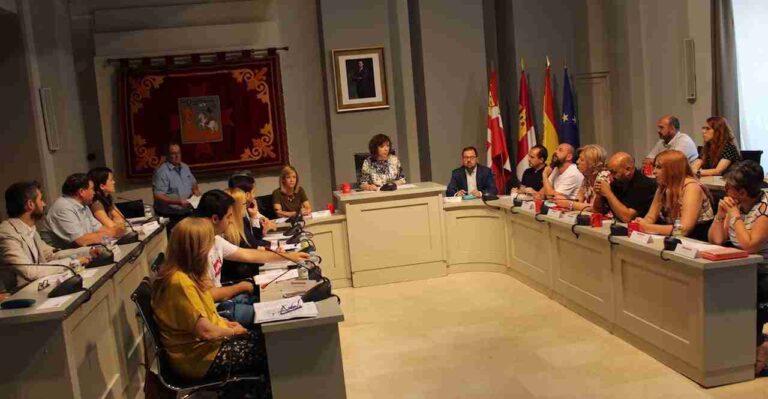 La XI Corporación Municipal de Alcázar celebró su primer pleno para aprobar cuestiones básicas de funcionamiento