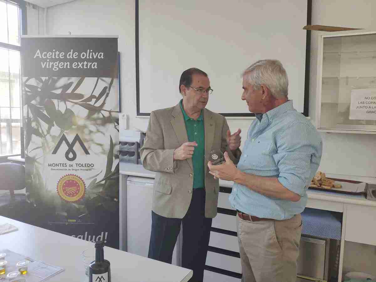 Miembros de la Asociación Española de Antiguos Alumnos de Escuelas de Hostelería y Turismo conocieron las propiedades del AOVE de la DOP Montes de Toledo 1