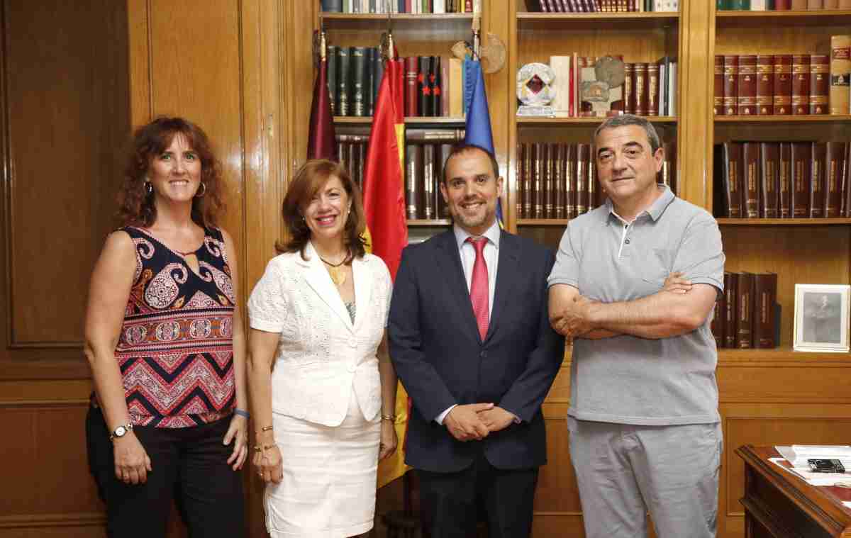 Reunión del Presidente de las Cortes de CLM y representantes del CERMI de la región 1