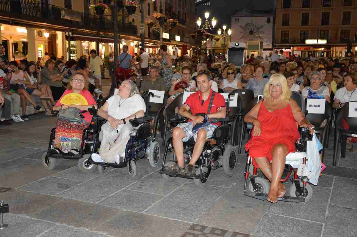 20 personas con discapacidad disfrutan del ‘Teatro en la plaza’ con el Programa de Ocio de Oretania Ciudad Real 1 20 personas con discapacidad disfrutan del ‘Teatro en la plaza’ con el Programa de Ocio de Oretania Ciudad Real 1